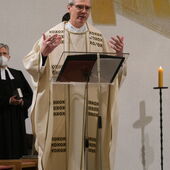 Bischof Dr. Heiner Wilmer SCJ begrüßte die Gläubigen zum feierlichen Gottesdienst.